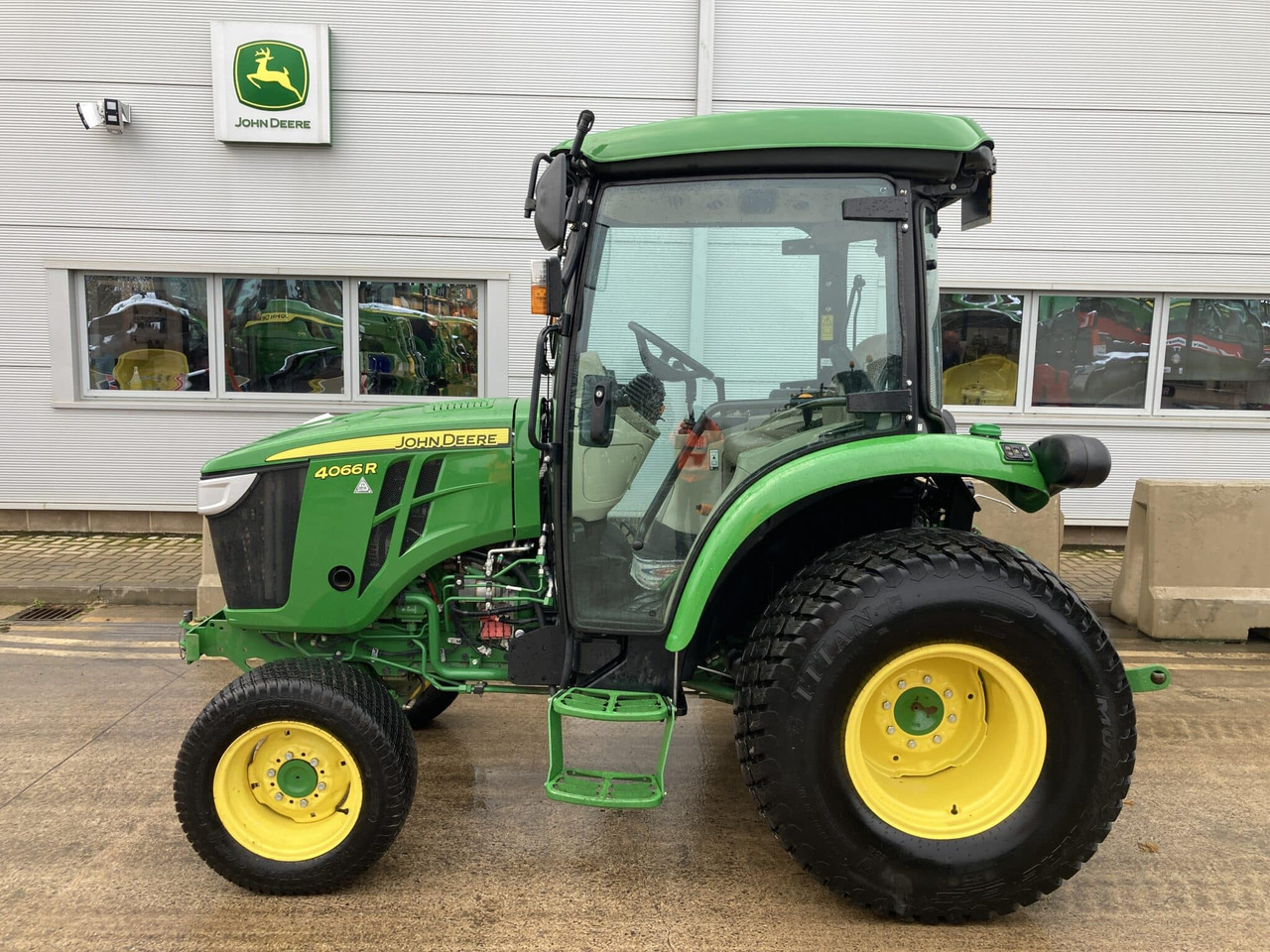 John Deere 4066R compact tractor - Micro tracteur: photos 2 John Deere 4066R compact tractor - Micro tracteur: photos 2