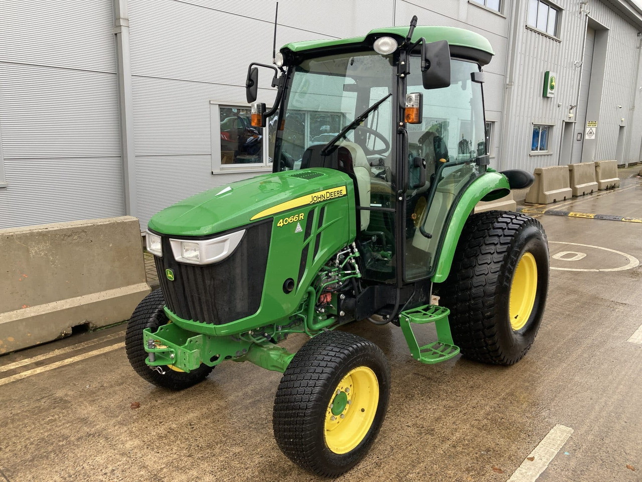 John Deere 4066R compact tractor - Micro tracteur: photos 1 John Deere 4066R compact tractor - Micro tracteur: photos 1