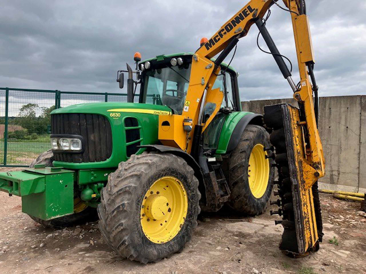 John Deere 6630 Premium + McConnel Mid mount hedgecutter - Tracteur agricole: photos 1 John Deere 6630 Premium + McConnel Mid mount hedgecutter - Tracteur agricole: photos 1