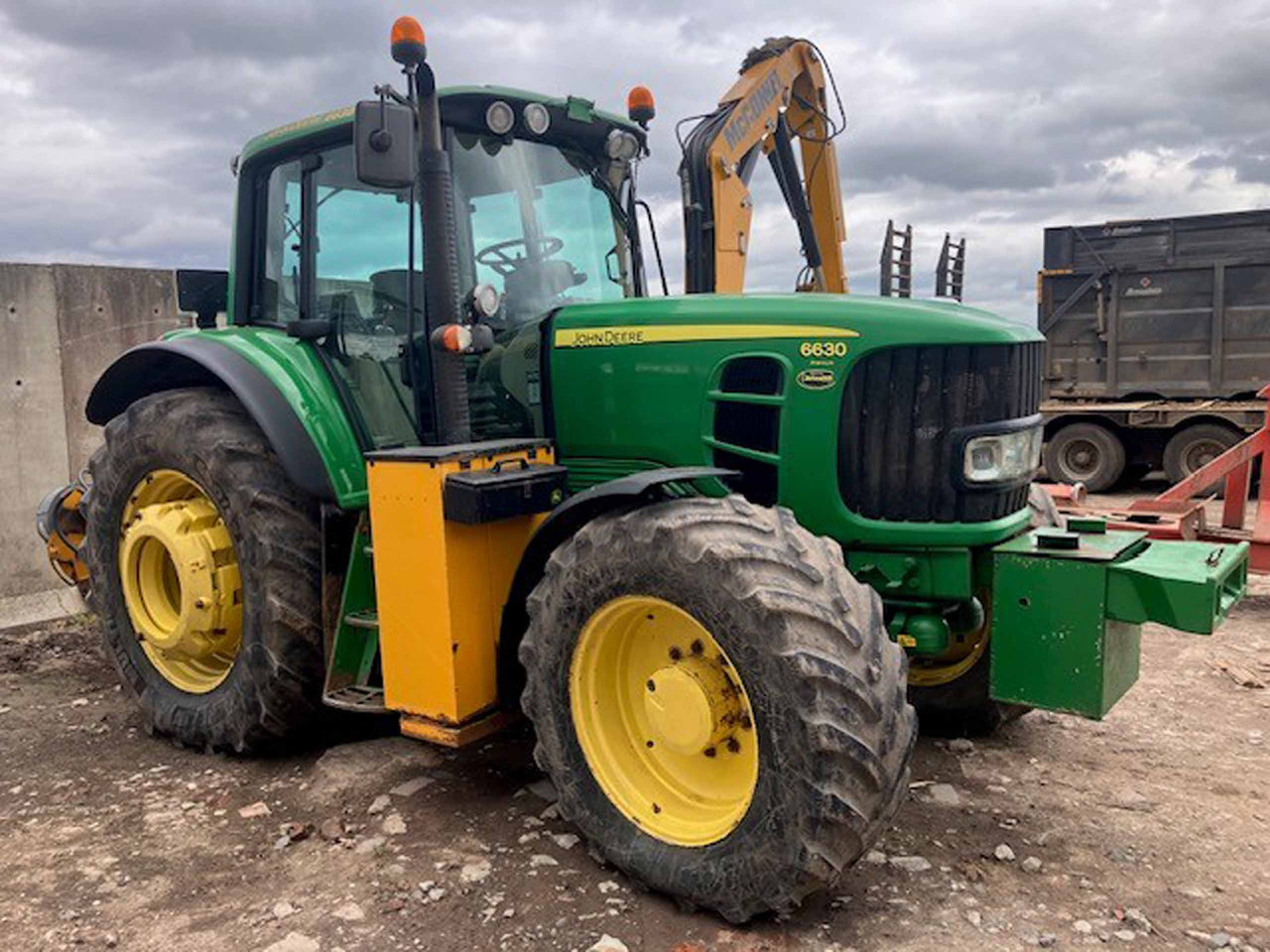 John Deere 6630 Premium + McConnel Mid mount hedgecutter - Tracteur agricole: photos 2 John Deere 6630 Premium + McConnel Mid mount hedgecutter - Tracteur agricole: photos 2