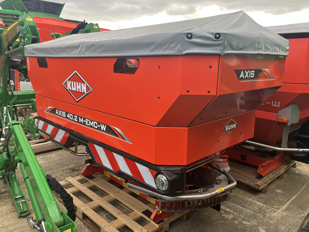 Kuhn Axis 40.2 M-EMC-W - Distributeur d'engrais: photos 1 Kuhn Axis 40.2 M-EMC-W - Distributeur d'engrais: photos 1