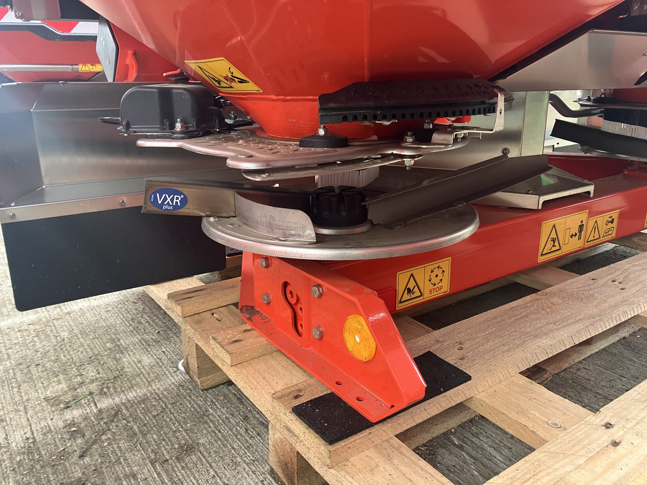 Kuhn Axis 40.2 M-EMC-W - Distributeur d'engrais: photos 4 Kuhn Axis 40.2 M-EMC-W - Distributeur d'engrais: photos 4