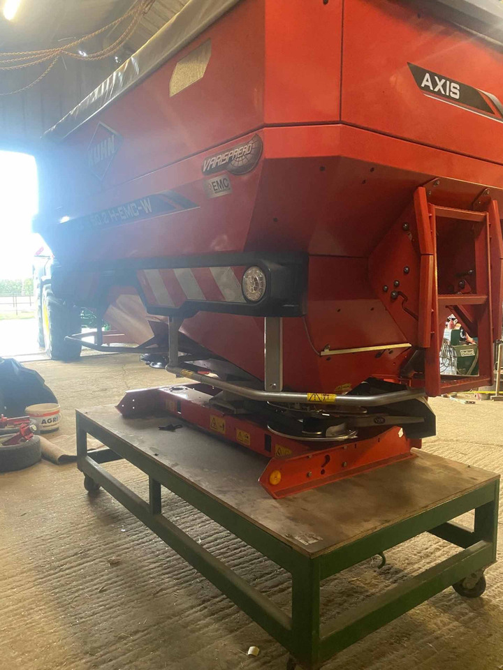 Kuhn Axis 50.2 H-EMC-W - Distributeur d'engrais: photos 4 Kuhn Axis 50.2 H-EMC-W - Distributeur d'engrais: photos 4