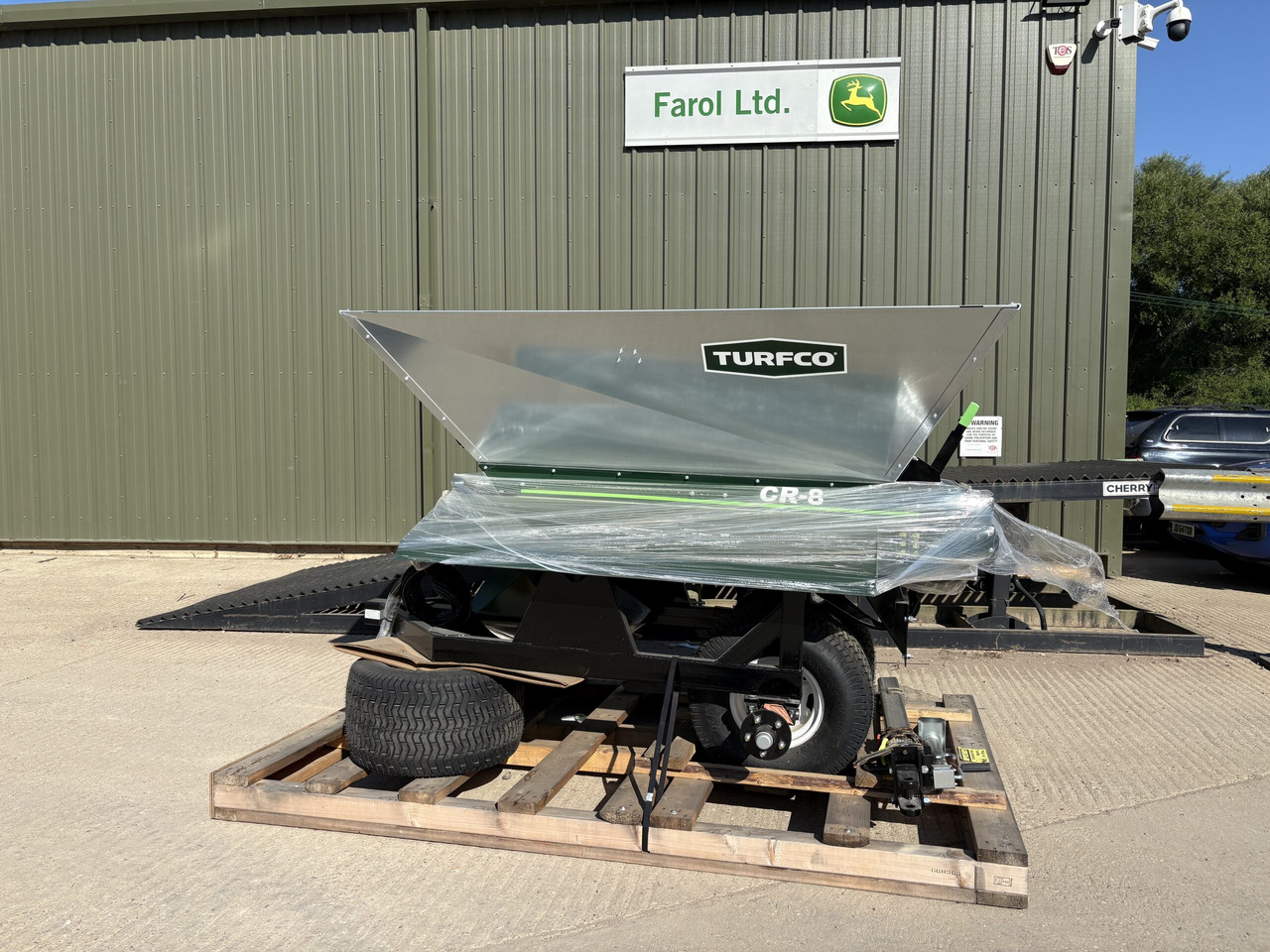 Turfco CR-8 Trailed Top Dresser - Epandeur de sable: photos 1 Turfco CR-8 Trailed Top Dresser - Epandeur de sable: photos 1