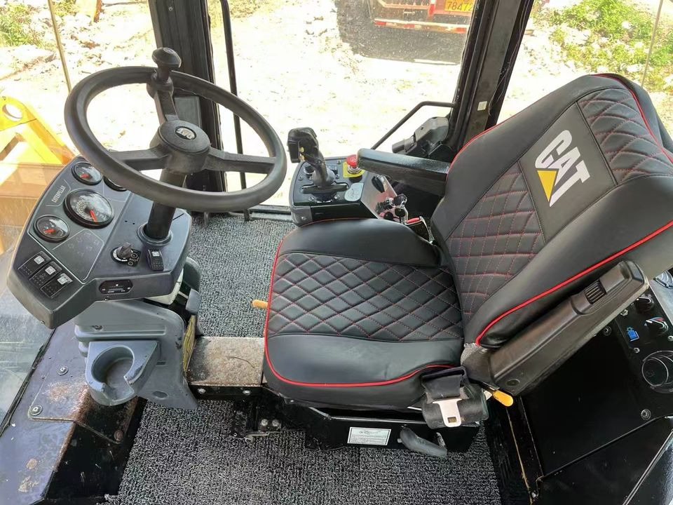 Caterpillar CB564D Double Drum Road Roller 7 Ton Weight With Core Components Engine and Bearing Essential Road Machinery - Rouleau compresseur: photos 5 Caterpillar CB564D Double Drum Road Roller 7 Ton Weight With Core Components Engine and Bearing Essential Road Machinery - Rouleau compresseur: photos 5