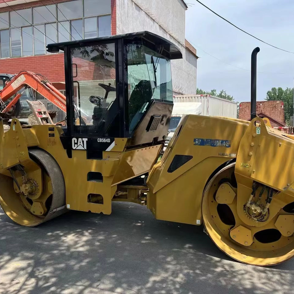 Caterpillar CB564D Double Drum Road Roller 7 Ton Weight With Core Components Engine and Bearing Essential Road Machinery - Rouleau compresseur: photos 1 Caterpillar CB564D Double Drum Road Roller 7 Ton Weight With Core Components Engine and Bearing Essential Road Machinery - Rouleau compresseur: photos 1