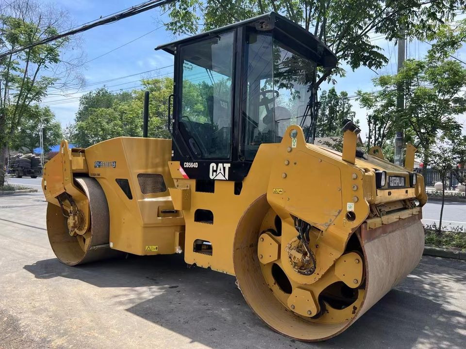 Caterpillar CB564D Double Drum Road Roller 7 Ton Weight With Core Components Engine and Bearing Essential Road Machinery - Rouleau compresseur: photos 4 Caterpillar CB564D Double Drum Road Roller 7 Ton Weight With Core Components Engine and Bearing Essential Road Machinery - Rouleau compresseur: photos 4