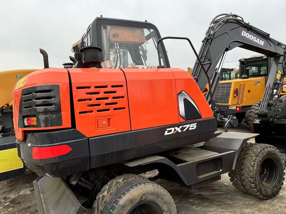 Hot Sale Used Doosan Dx75 Small 7.5t Wheel Excavator South Korea DX75 Mini Excavator for Sale Good Condition - Pelle sur chenille: photos 3 Hot Sale Used Doosan Dx75 Small 7.5t Wheel Excavator South Korea DX75 Mini Excavator for Sale Good Condition - Pelle sur chenille: photos 3