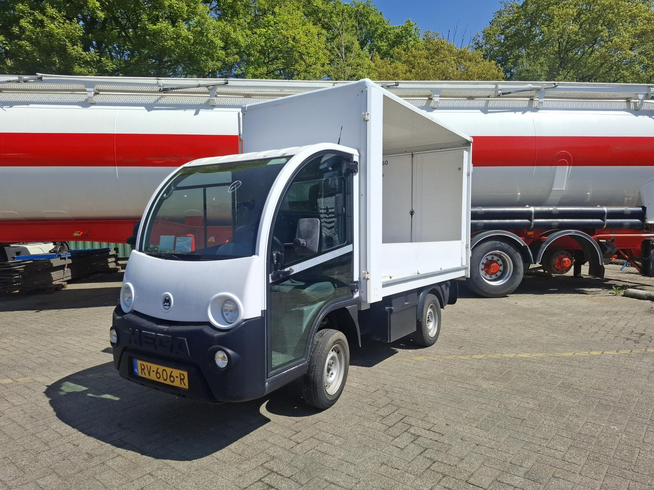 Aixam Mega E-Worker Elektrische Bakwagen RV-606-R - Voiturette de golf: photos 1 Aixam Mega E-Worker Elektrische Bakwagen RV-606-R - Voiturette de golf: photos 1