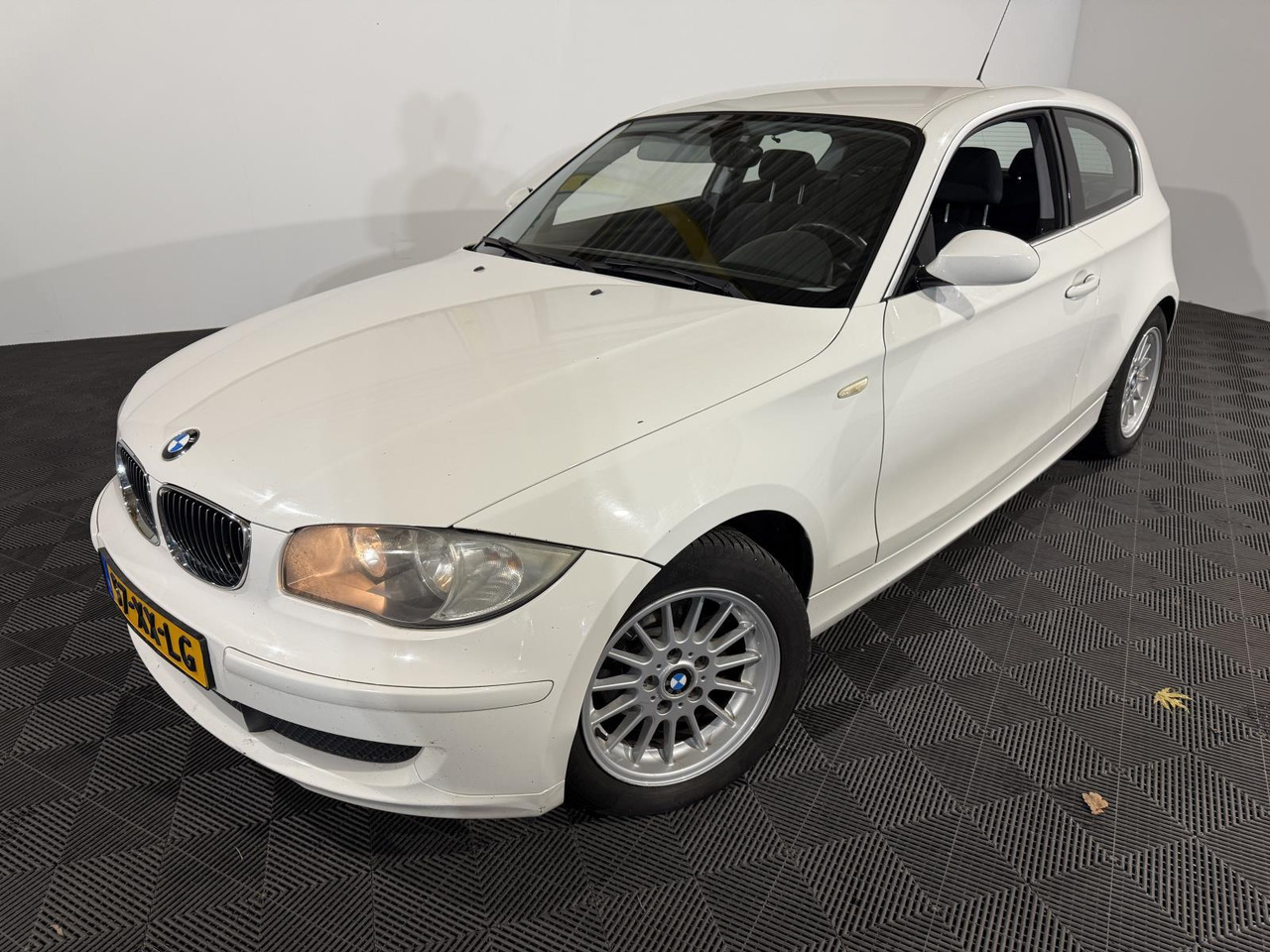 BMW | 1-serie | 116i Introduction | 2007 | 332.014 km | 57XXLG | Logisch - Voiture à hayon: photos 1 BMW | 1-serie | 116i Introduction | 2007 | 332.014 km | 57XXLG | Logisch - Voiture à hayon: photos 1