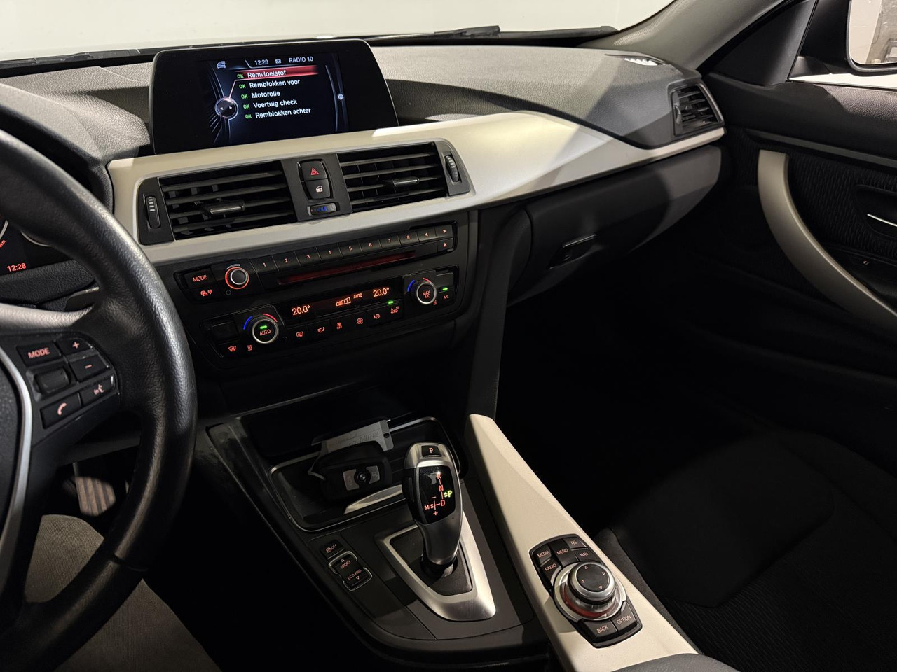 BMW | 4-serie Coupé | 420i Executive Automaat | 2015 | 213.401 km | 2ZGG53 | Logisch - Voiture: photos 4 BMW | 4-serie Coupé | 420i Executive Automaat | 2015 | 213.401 km | 2ZGG53 | Logisch - Voiture: photos 4