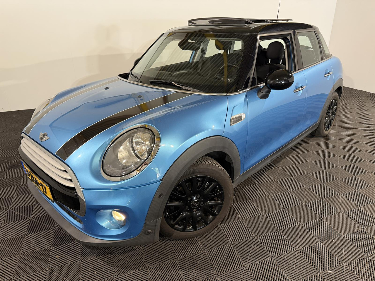 Mini | Mini | 1.5 Cooper | 2015 | 165.851 km | 8ZGR17 | Logisch - Voiture à hayon: photos 1 Mini | Mini | 1.5 Cooper | 2015 | 165.851 km | 8ZGR17 | Logisch - Voiture à hayon: photos 1