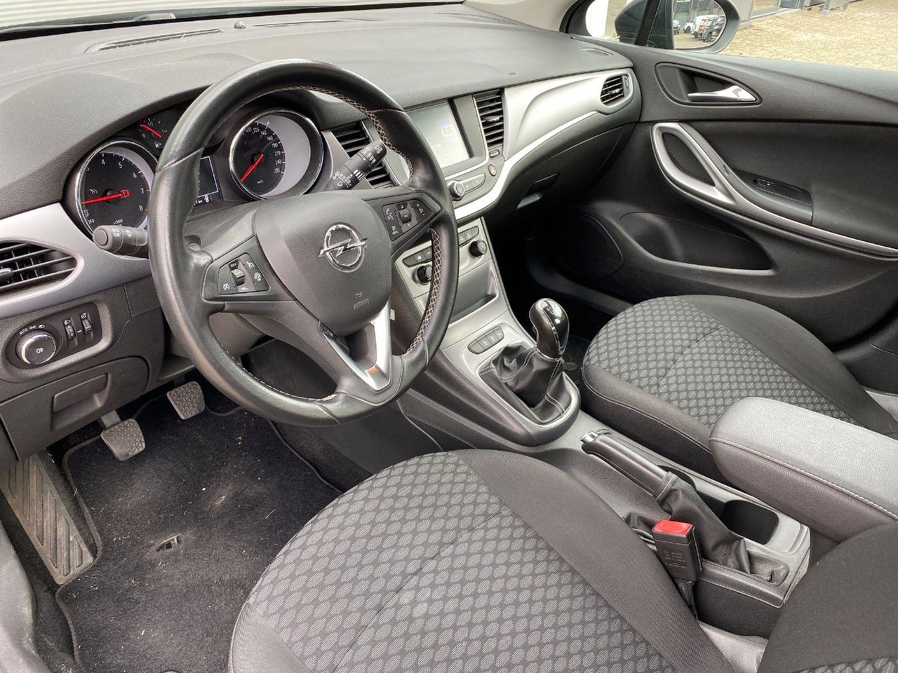 Opel Astra 1.0 Online Edition | 2017 | 112.576 km | NX650T | NAP: Logisch - Voiture à hayon: photos 5 Opel Astra 1.0 Online Edition | 2017 | 112.576 km | NX650T | NAP: Logisch - Voiture à hayon: photos 5