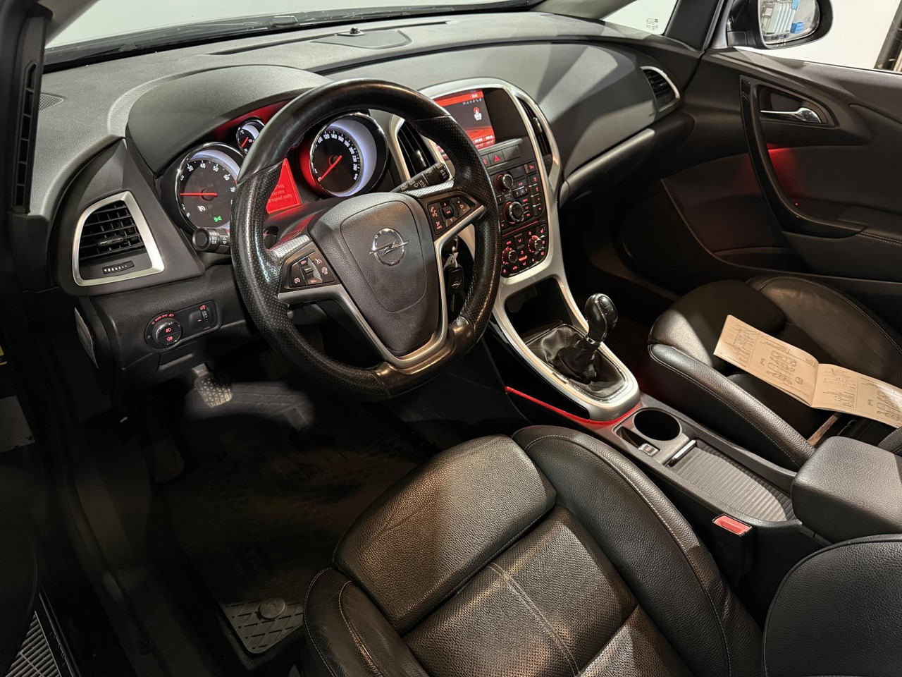 Opel | Astra Sports Tourer | 1.4 Turbo Sport + | 2015 | 218.258 km | HG259B | Logisch - Voiture: photos 2 Opel | Astra Sports Tourer | 1.4 Turbo Sport + | 2015 | 218.258 km | HG259B | Logisch - Voiture: photos 2