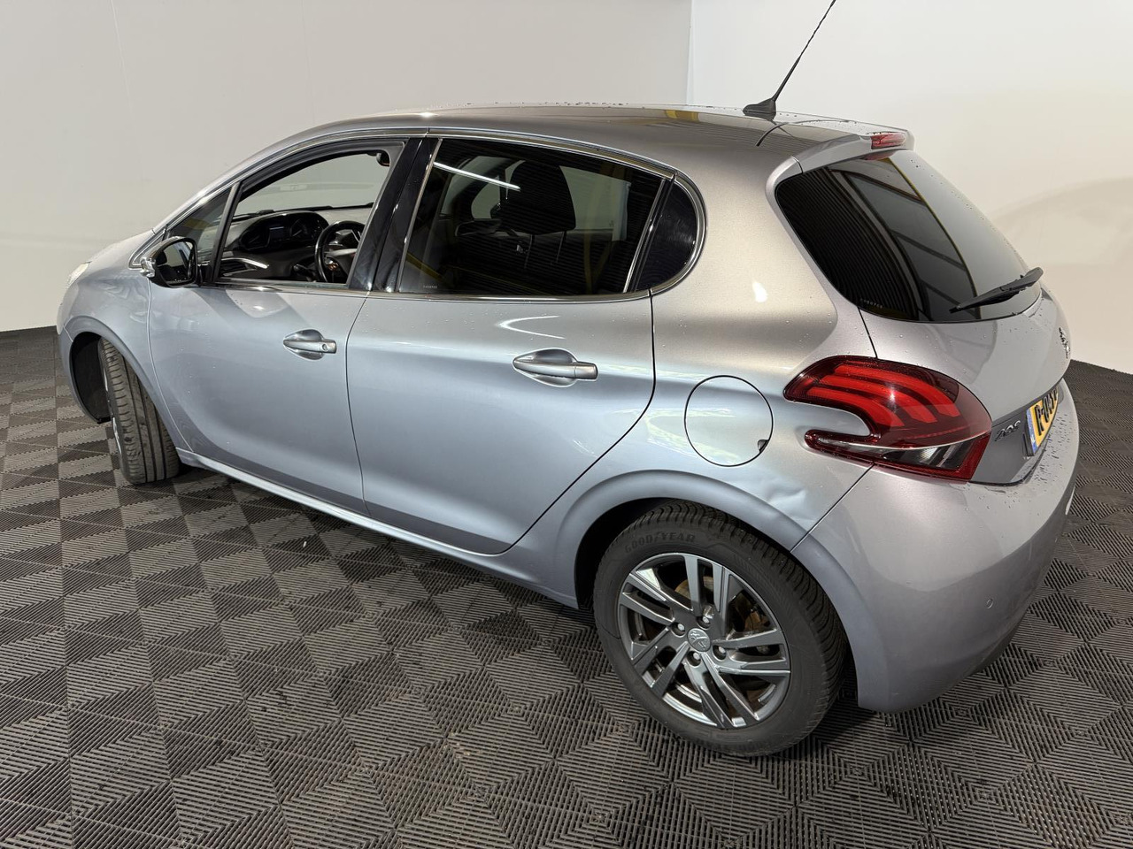 Peugeot | 208 | 1.5 BlueHDi Blue Lease Allure | 2019 | 183.354 km | R049BT | Geen oordeel - Voiture à hayon: photos 3 Peugeot | 208 | 1.5 BlueHDi Blue Lease Allure | 2019 | 183.354 km | R049BT | Geen oordeel - Voiture à hayon: photos 3