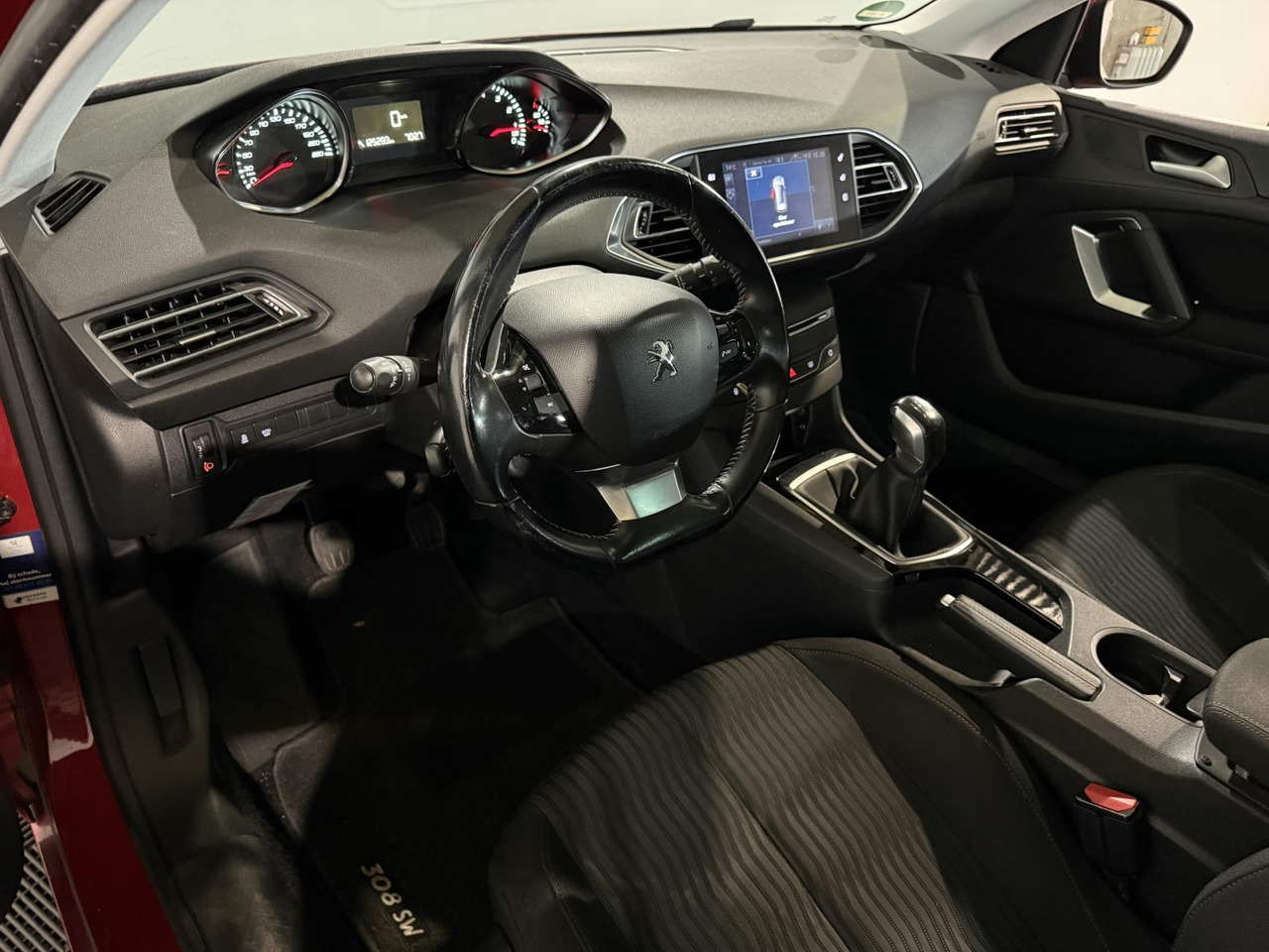 Peugeot | 308 SW | 1.2 PureTech Blue Lion | 2017 | 125.283 km | NL320L | Logisch - Voiture: photos 4 Peugeot | 308 SW | 1.2 PureTech Blue Lion | 2017 | 125.283 km | NL320L | Logisch - Voiture: photos 4