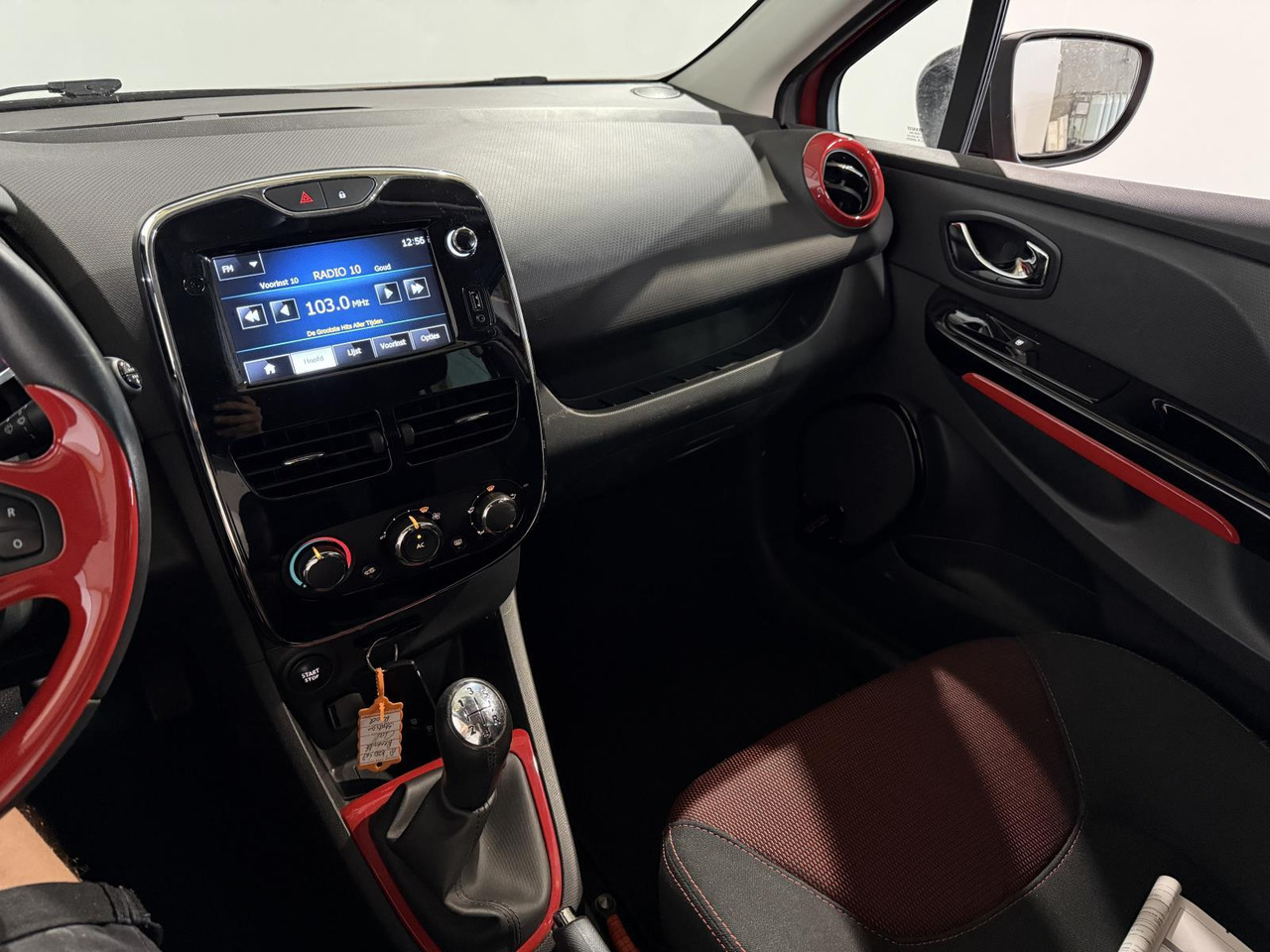 Renault | Clio Estate | 0.9 TCe Expression | 2013 | 217.223 km | 8KZD48 | Logisch - Voiture: photos 3 Renault | Clio Estate | 0.9 TCe Expression | 2013 | 217.223 km | 8KZD48 | Logisch - Voiture: photos 3