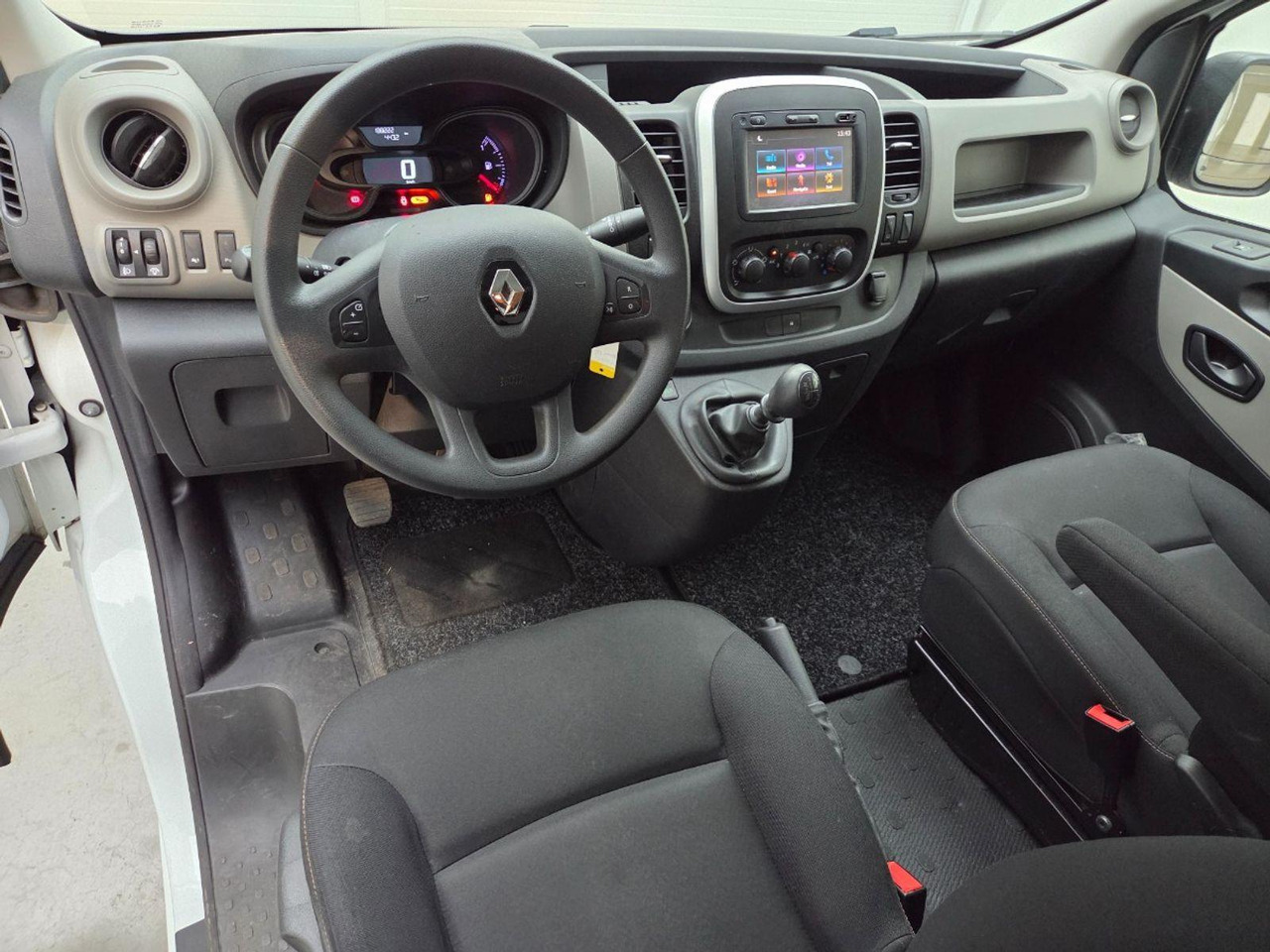 Renault Trafic 1.6 dCi T29 L1H1 Comfort Energy | 2018 | 188.221 km | V327TJ | NAP: Logisch - Fourgon utilitaire: photos 5 Renault Trafic 1.6 dCi T29 L1H1 Comfort Energy | 2018 | 188.221 km | V327TJ | NAP: Logisch - Fourgon utilitaire: photos 5