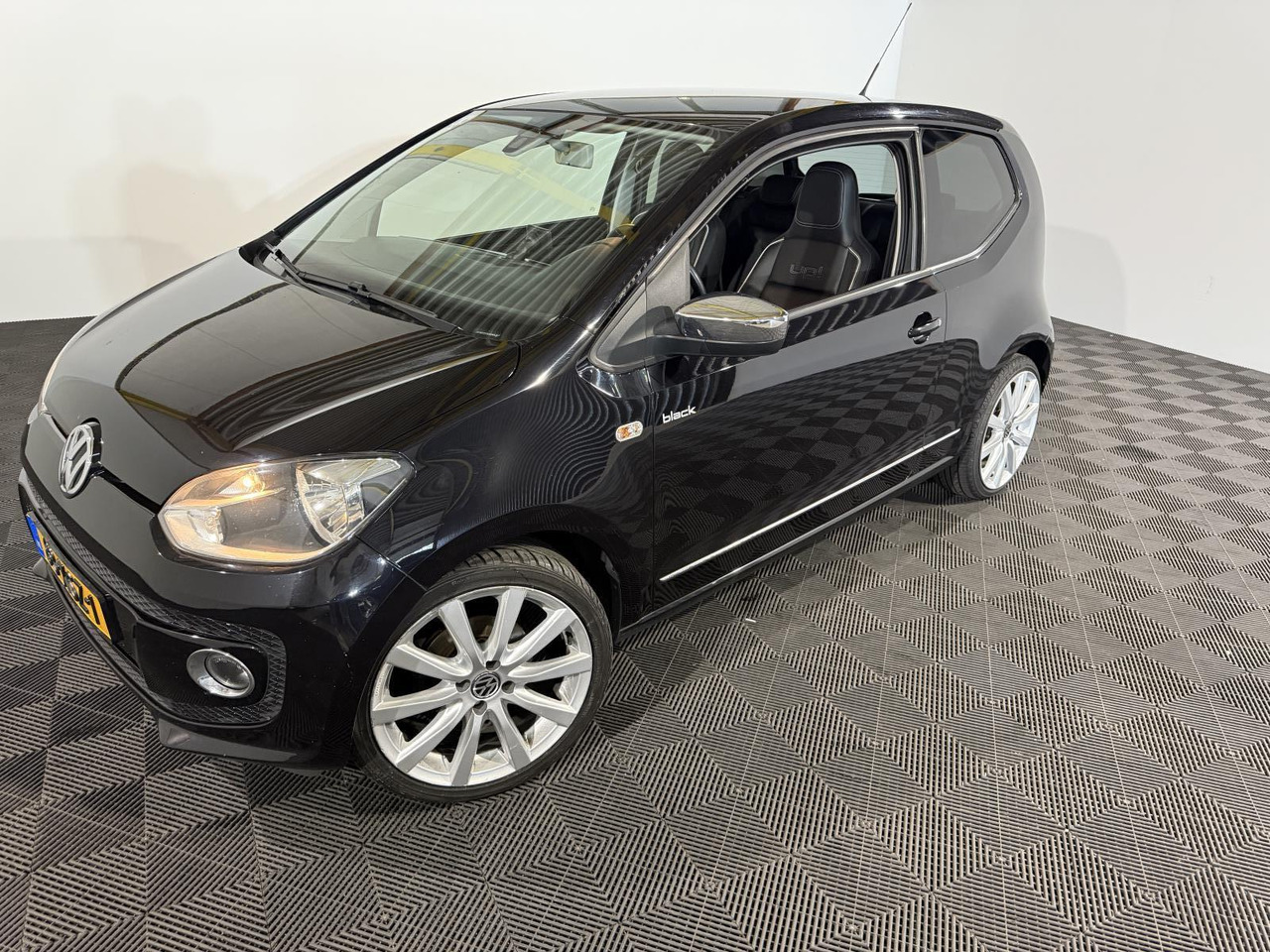 Volkswagen | Up! | 1.0 high up! BlueMotion | 2012 | 209.580 km | 83XSZ1 | Logisch - Voiture à hayon: photos 1 Volkswagen | Up! | 1.0 high up! BlueMotion | 2012 | 209.580 km | 83XSZ1 | Logisch - Voiture à hayon: photos 1