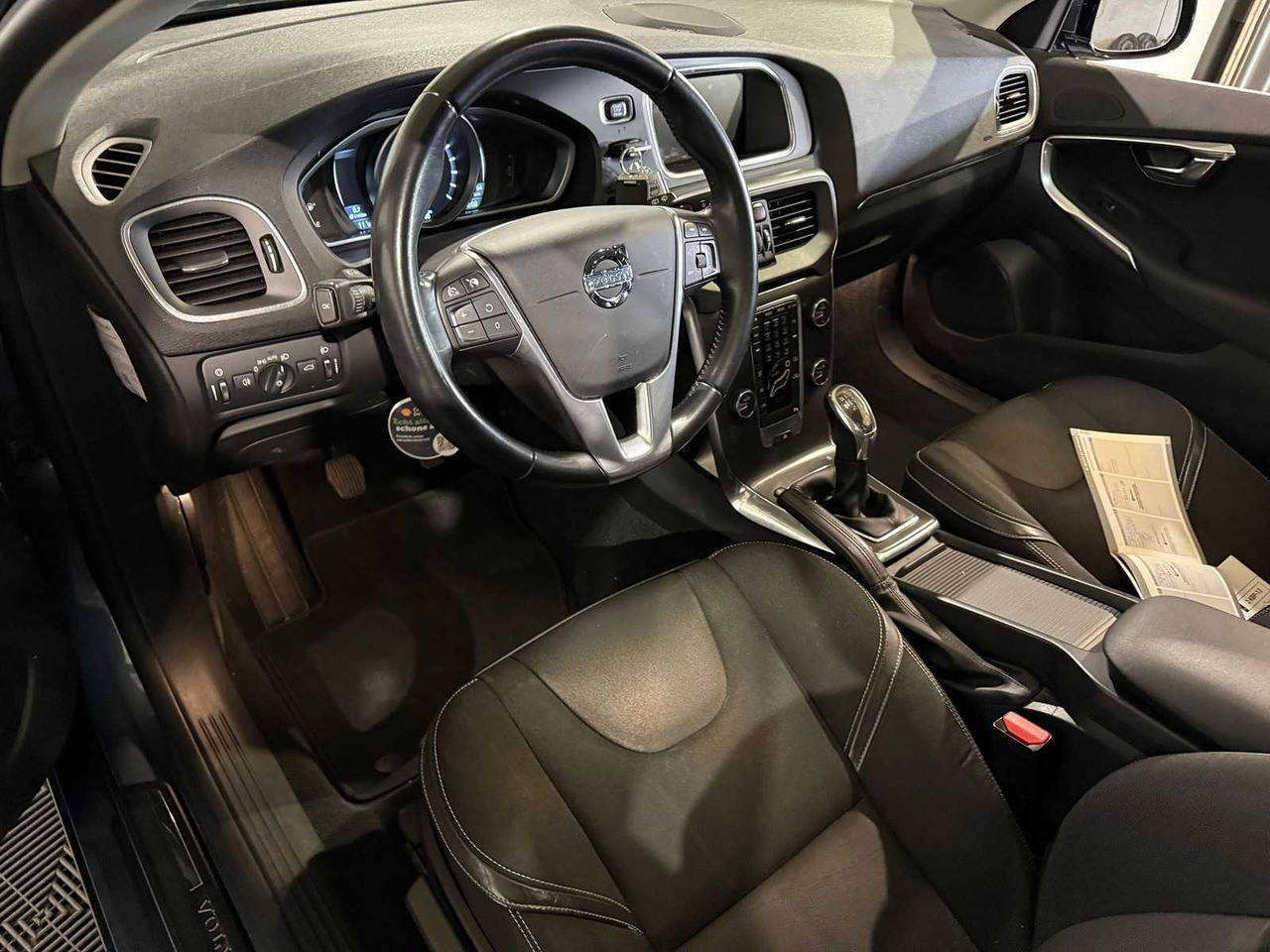 Volvo V40 1.6 T3 Momentum 2-KBP-13 210.566 km - Voiture: photos 2 Volvo V40 1.6 T3 Momentum 2-KBP-13 210.566 km - Voiture: photos 2