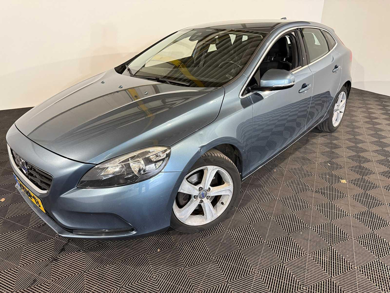 Volvo V40 1.6 T3 Momentum 2013 210.566 km 2-KBP-13 - Voiture: photos 1 Volvo V40 1.6 T3 Momentum 2013 210.566 km 2-KBP-13 - Voiture: photos 1