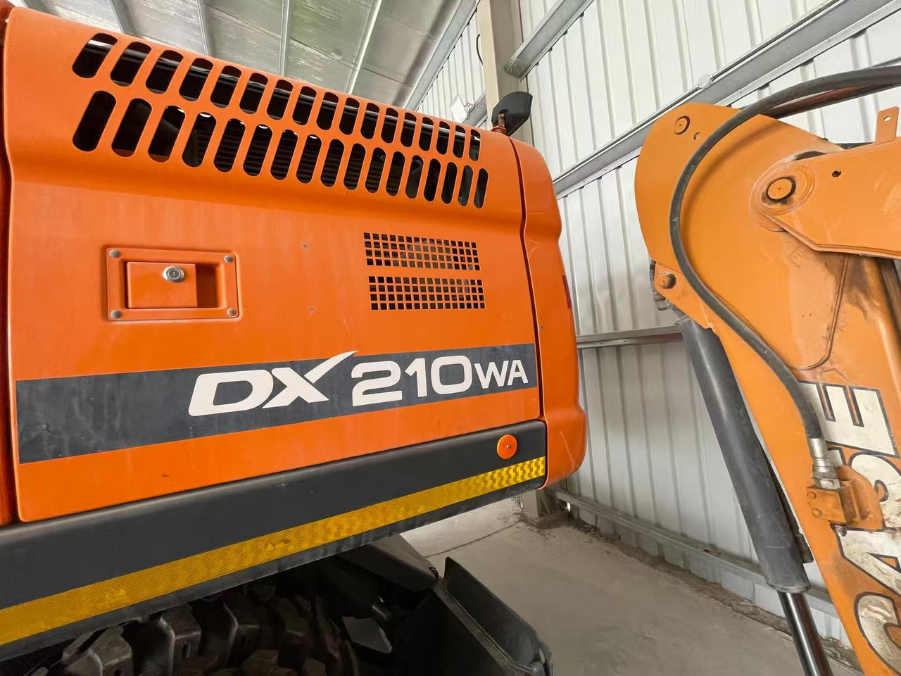 DOOSAN DX210 - Pelle sur pneus: photos 3 DOOSAN DX210 - Pelle sur pneus: photos 3