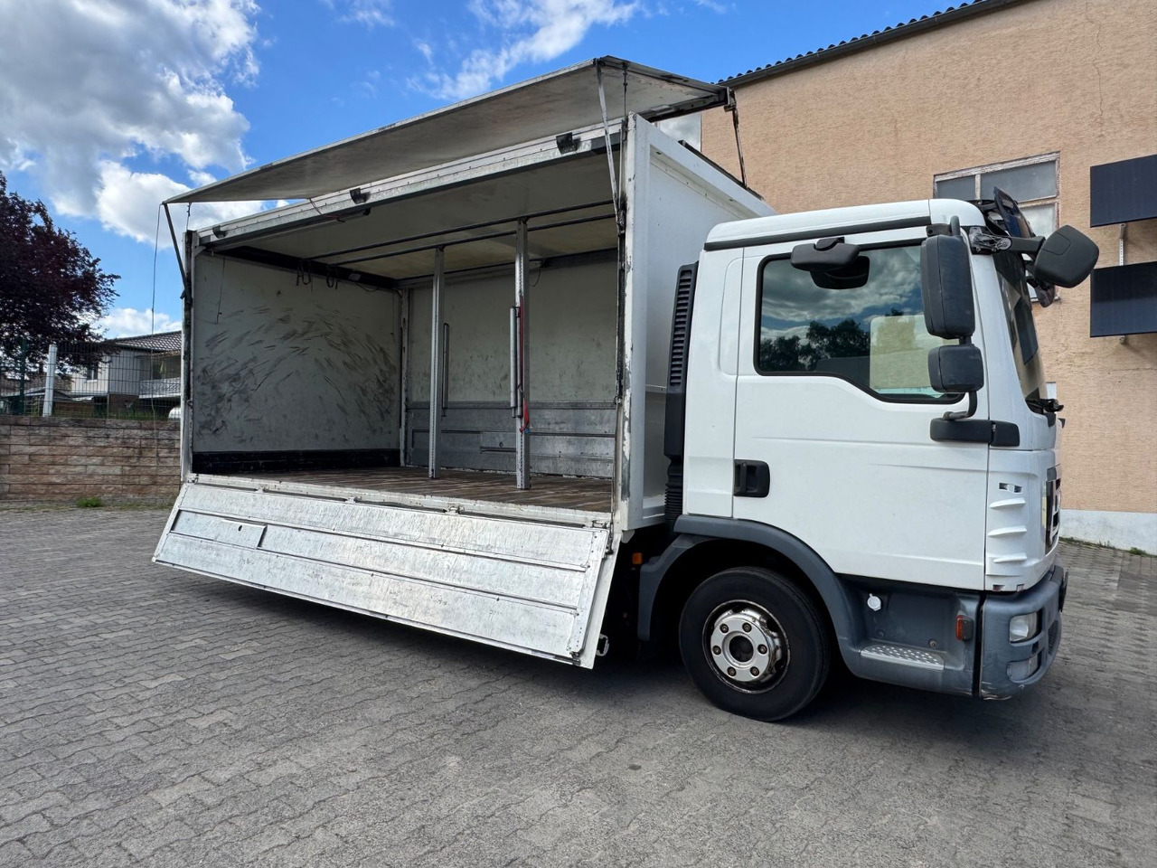 MAN TGL 8.180/2xAHK/Zertifikat/Schwenkwand - Camion pour le transport de boissons: photos 5 MAN TGL 8.180/2xAHK/Zertifikat/Schwenkwand - Camion pour le transport de boissons: photos 5