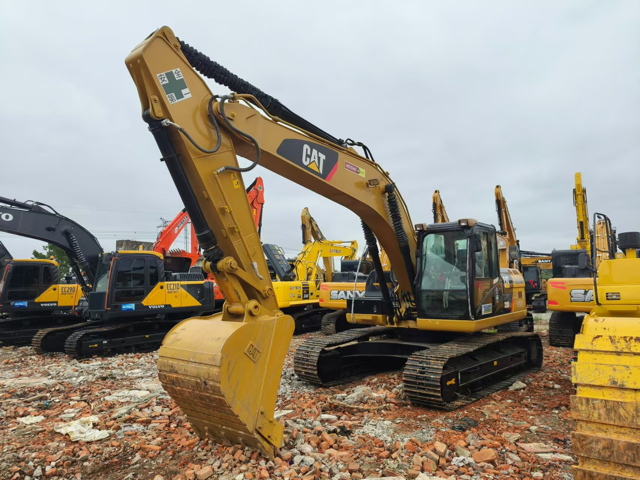 CATERPILLAR 320D2L - Pelle sur chenille: photos 2 CATERPILLAR 320D2L - Pelle sur chenille: photos 2