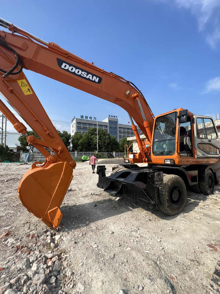DOOSAN DX210 - Pelle sur pneus: photos 1 DOOSAN DX210 - Pelle sur pneus: photos 1