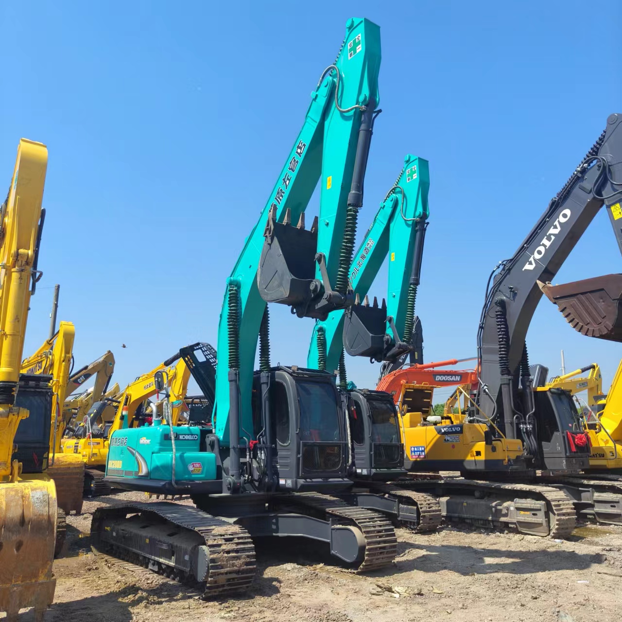 KOBELCO SK200D - Pelle sur chenille: photos 1 KOBELCO SK200D - Pelle sur chenille: photos 1
