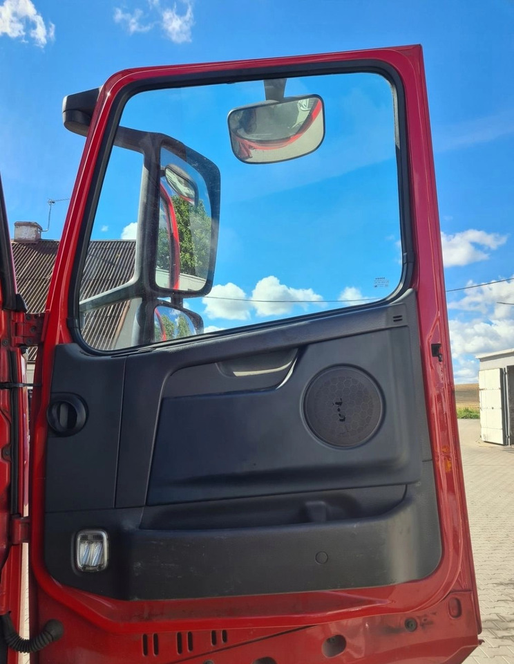 DRZWI KOMPLETNE PRAWE VOLVO FH 13 LIFT EURO 5  - Portière et pièces: photos 1 DRZWI KOMPLETNE PRAWE VOLVO FH 13 LIFT EURO 5  - Portière et pièces: photos 1