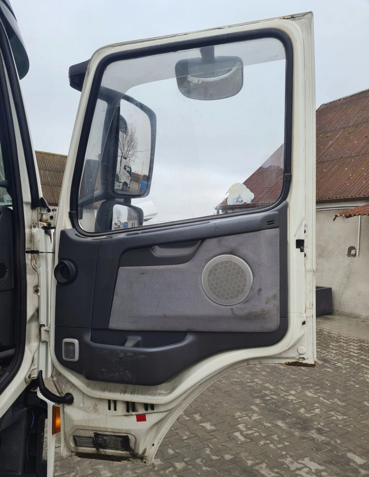 DRZWI KOMPLETNE PRAWE VOLVO FM 9 12 13 - Portière et pièces: photos 2 DRZWI KOMPLETNE PRAWE VOLVO FM 9 12 13 - Portière et pièces: photos 2