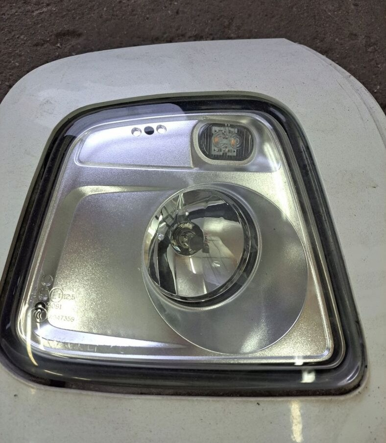 NAROŻNIK PRAWY HALOGEN OSŁONA KABINY 82145721 Volvo FH 4 - Carrosserie et extérieur pour Camion: photos 1 NAROŻNIK PRAWY HALOGEN OSŁONA KABINY 82145721 Volvo FH 4 - Carrosserie et extérieur pour Camion: photos 1