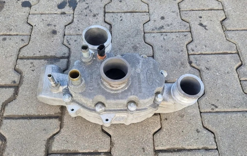 OBUDOWA TERMOSTATU FORD F-MAX 500 TRUCKS GC46 9K457 GC46 8A598 - Système de refroidissement: photos 1 OBUDOWA TERMOSTATU FORD F-MAX 500 TRUCKS GC46 9K457 GC46 8A598 - Système de refroidissement: photos 1