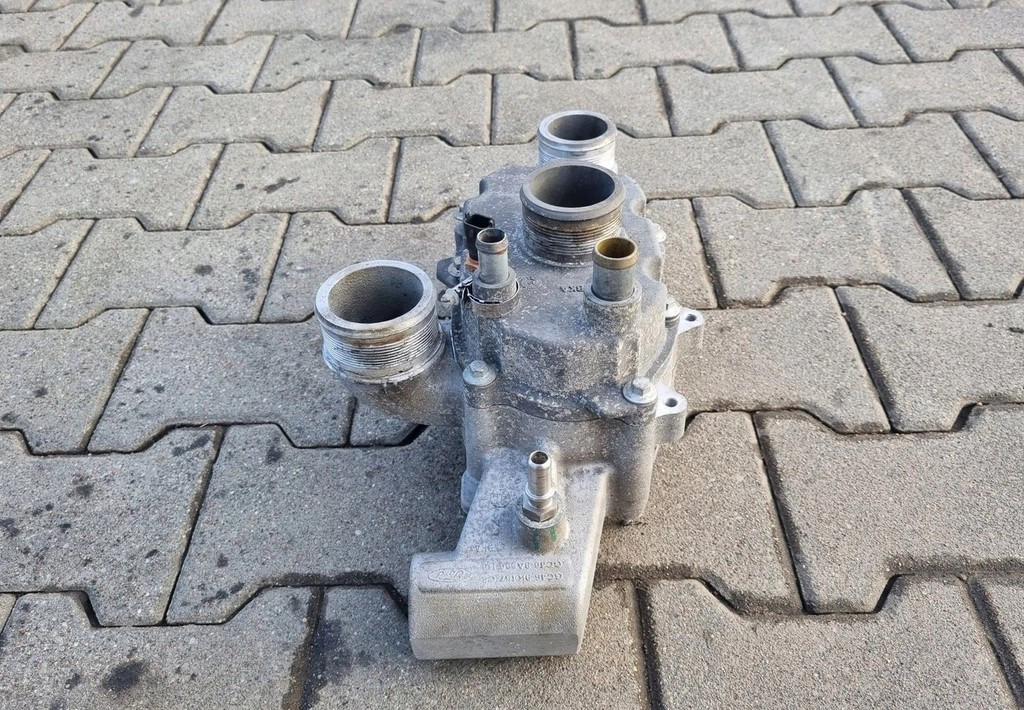 OBUDOWA TERMOSTATU FORD F-MAX 500 TRUCKS GC46 9K457 GC46 8A598 - Système de refroidissement: photos 3 OBUDOWA TERMOSTATU FORD F-MAX 500 TRUCKS GC46 9K457 GC46 8A598 - Système de refroidissement: photos 3