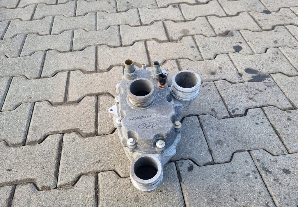 OBUDOWA TERMOSTATU FORD F-MAX 500 TRUCKS GC46 9K457 GC46 8A598 - Système de refroidissement: photos 4 OBUDOWA TERMOSTATU FORD F-MAX 500 TRUCKS GC46 9K457 GC46 8A598 - Système de refroidissement: photos 4