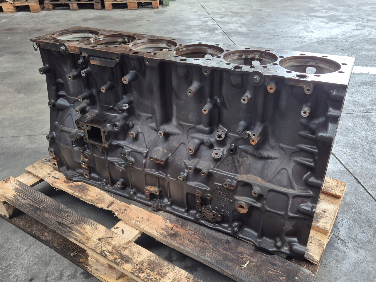 VOLVO BLOK SILNIKA RENAULT GAMA RANGE T EVO TURBOCOMPOUND VOLVO FH 5 D13K 2226825 K8 - Bloc-cylindres pour Camion: photos 1 VOLVO BLOK SILNIKA RENAULT GAMA RANGE T EVO TURBOCOMPOUND VOLVO FH 5 D13K 2226825 K8 - Bloc-cylindres pour Camion: photos 1