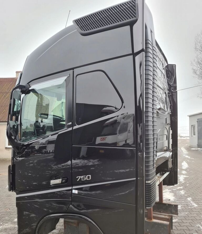 Volvo KOMPLETNA FH 16 750 EURO 6 GLOBETROTTER 2018 ROK Volvo VOLVO FH 16 750 EURO 6 GLOBETROTTER 2018 ROK - Cabine pour Camion: photos 2 Volvo KOMPLETNA FH 16 750 EURO 6 GLOBETROTTER 2018 ROK Volvo VOLVO FH 16 750 EURO 6 GLOBETROTTER 2018 ROK - Cabine pour Camion: photos 2