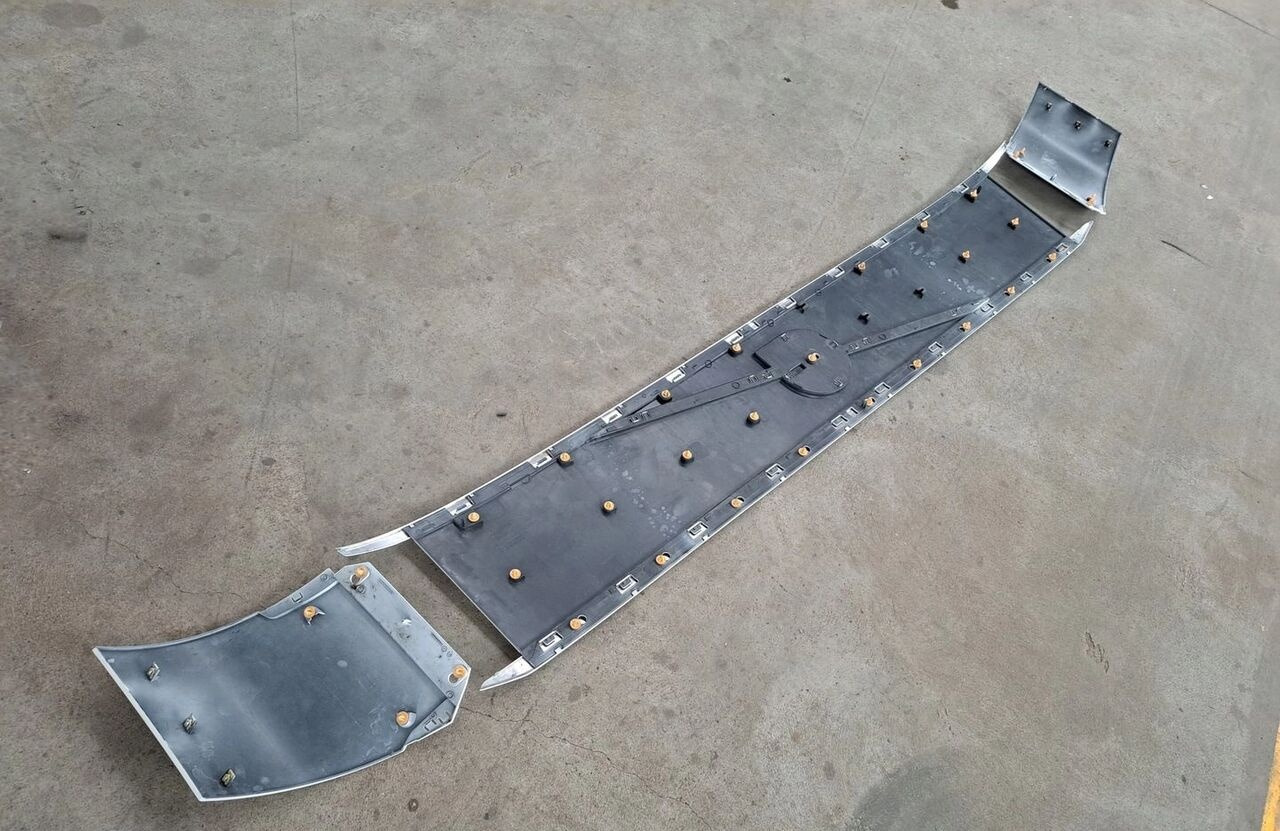 Volvo LISTWA MASKI ATRAPA KABINY KOMPLET FH 5. Volvo VOLVO FH 5 - Pare-chocs pour Camion: photos 2 Volvo LISTWA MASKI ATRAPA KABINY KOMPLET FH 5. Volvo VOLVO FH 5 - Pare-chocs pour Camion: photos 2