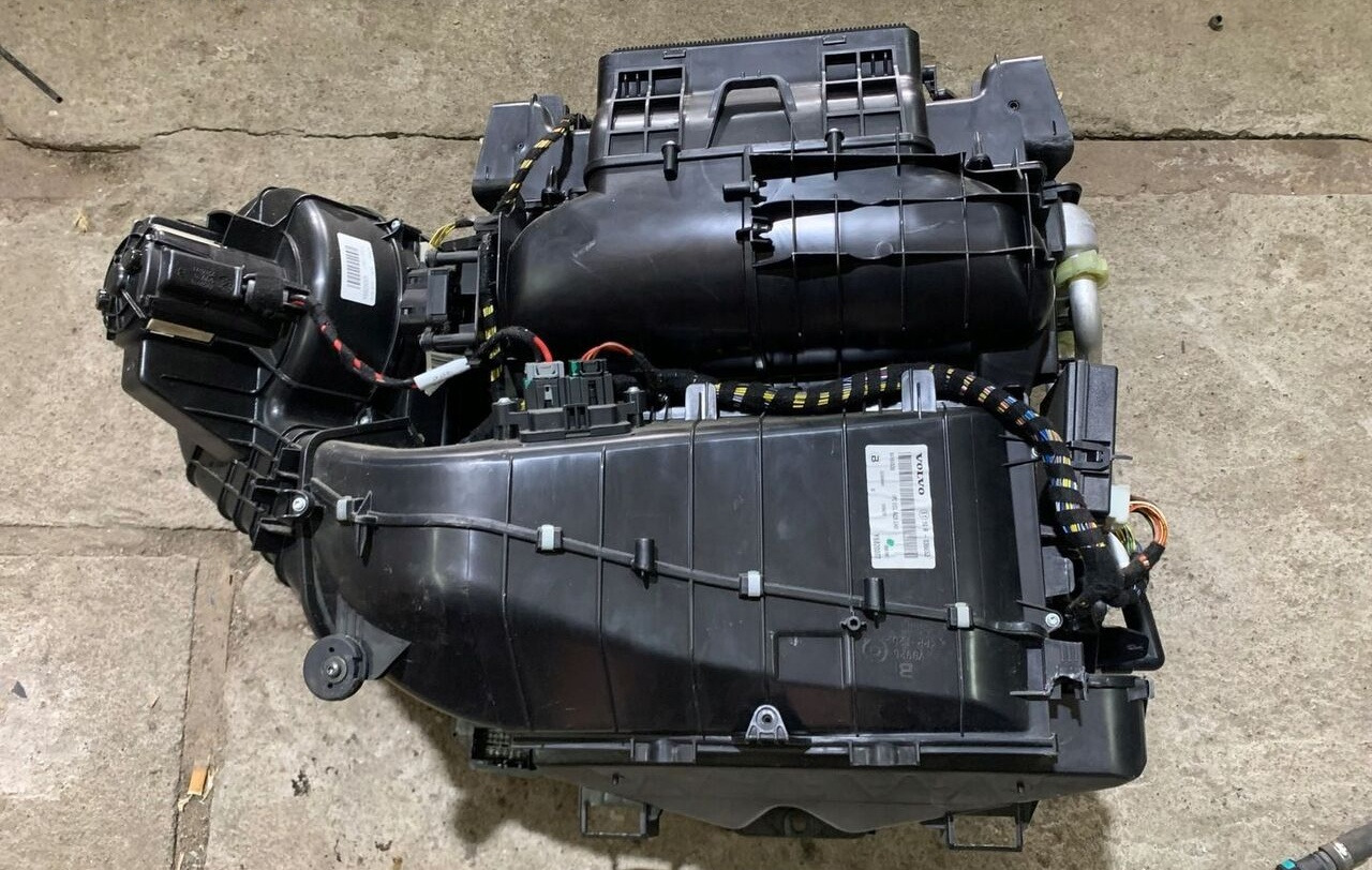 Volvo NAGRZEWNICA KOMPLETNA VOLVO FH 4 - Chauffage/ Ventilation pour Camion: photos 1 Volvo NAGRZEWNICA KOMPLETNA VOLVO FH 4 - Chauffage/ Ventilation pour Camion: photos 1