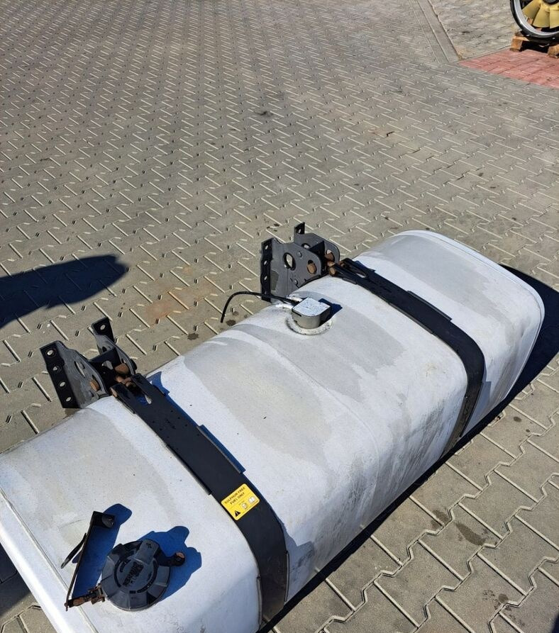 Volvo ZBIORNIK PALIWA VOLVO FH FM 4 FMX LOW DECK MEGA 1 - Réservoir de carburant pour Camion: photos 3 Volvo ZBIORNIK PALIWA VOLVO FH FM 4 FMX LOW DECK MEGA 1 - Réservoir de carburant pour Camion: photos 3
