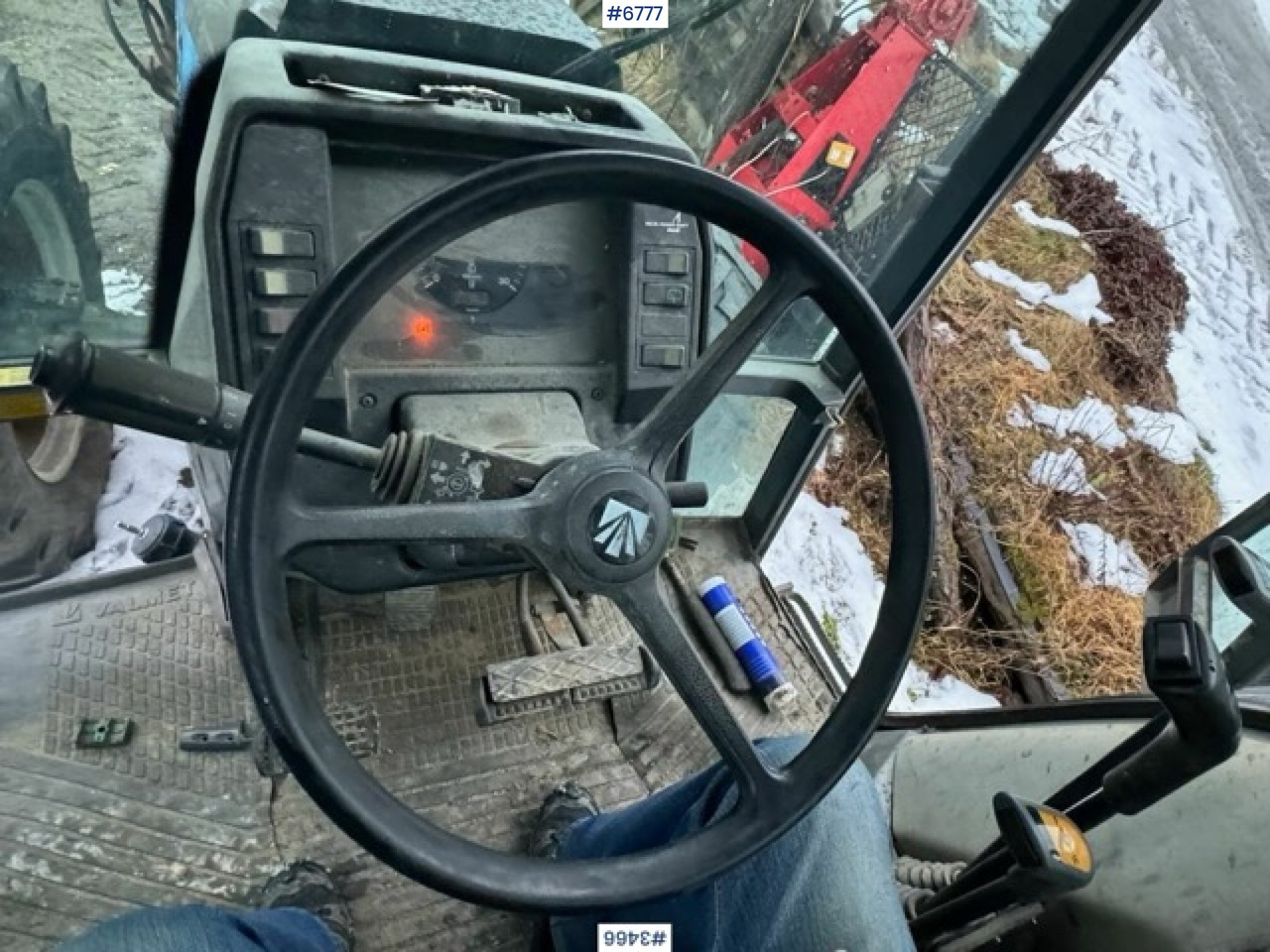 Tracteur agricole 1993 Valmet 8100 with Hiab FMV crane and log trailer: photos 11 Tracteur agricole 1993 Valmet 8100 with Hiab FMV crane and log trailer: photos 11