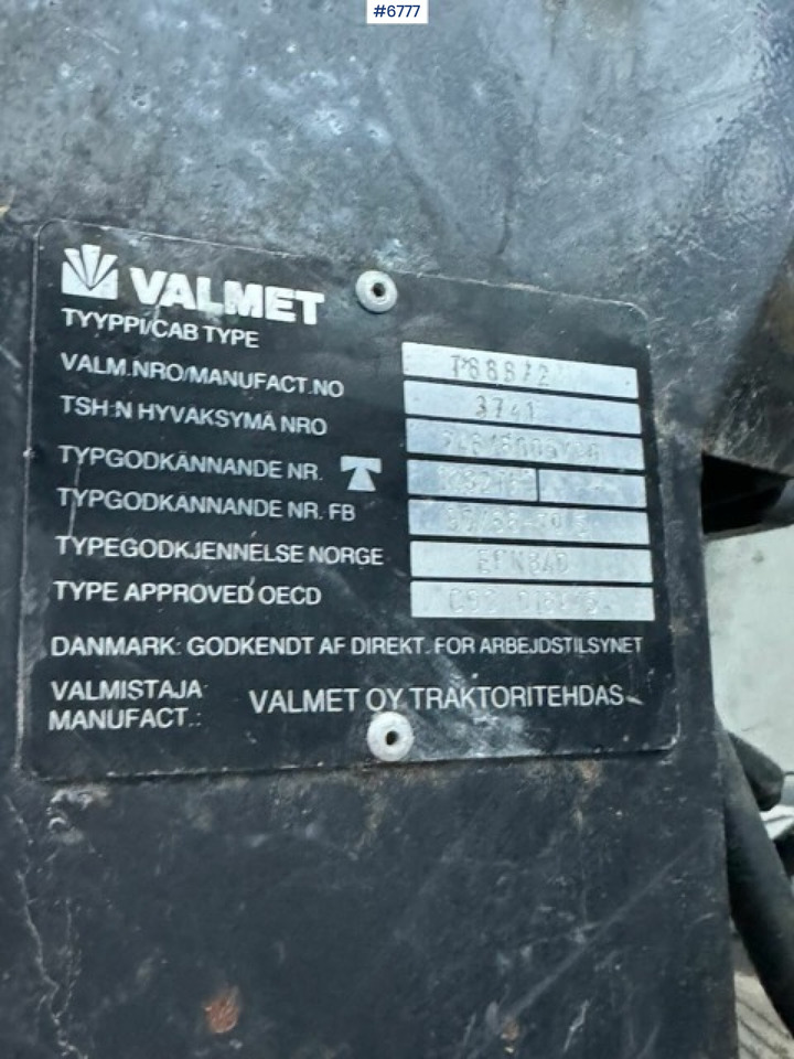 Tracteur agricole 1993 Valmet 8100 with Hiab FMV crane and log trailer: photos 31 Tracteur agricole 1993 Valmet 8100 with Hiab FMV crane and log trailer: photos 31