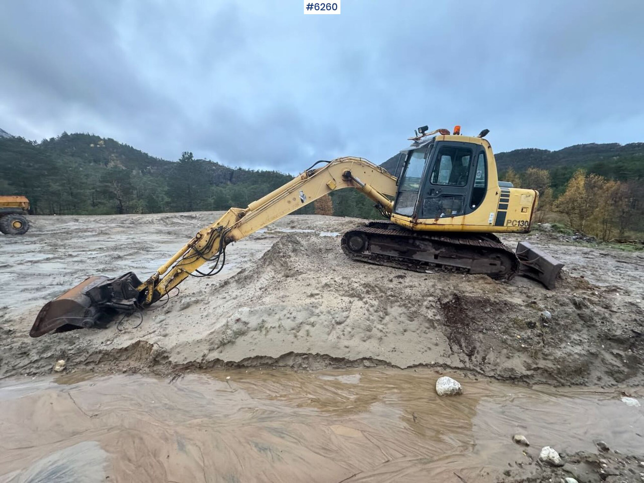 1998 Komatsu PC130-6K with Grading Bucket and Digging Bucket! - Pelle: photos 1 1998 Komatsu PC130-6K with Grading Bucket and Digging Bucket! - Pelle: photos 1