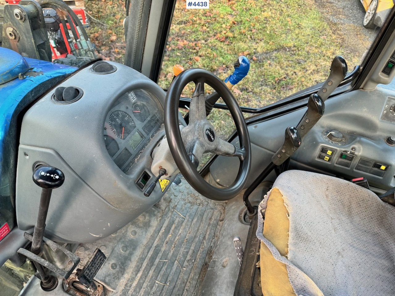 Crédit-bail  2005 Valtra A75-4 4x4 w/ Front loader and bucket. 3250 hours! 2005 Valtra A75-4 4x4 w/ Front loader and bucket. 3250 hours!: photos 28