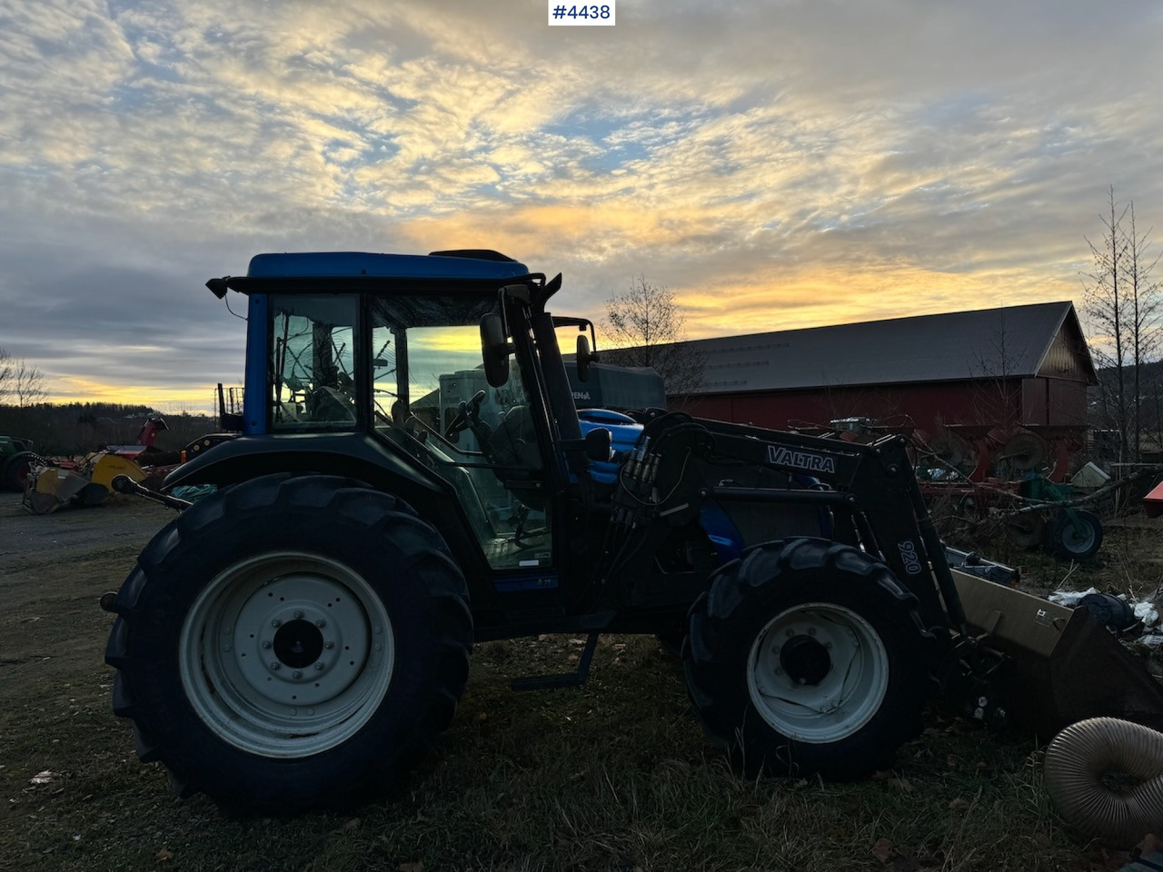 2005 Valtra A75-4 4x4 w/ Front loader and bucket. 3250 hours! - Tracteur agricole: photos 2 2005 Valtra A75-4 4x4 w/ Front loader and bucket. 3250 hours! - Tracteur agricole: photos 2