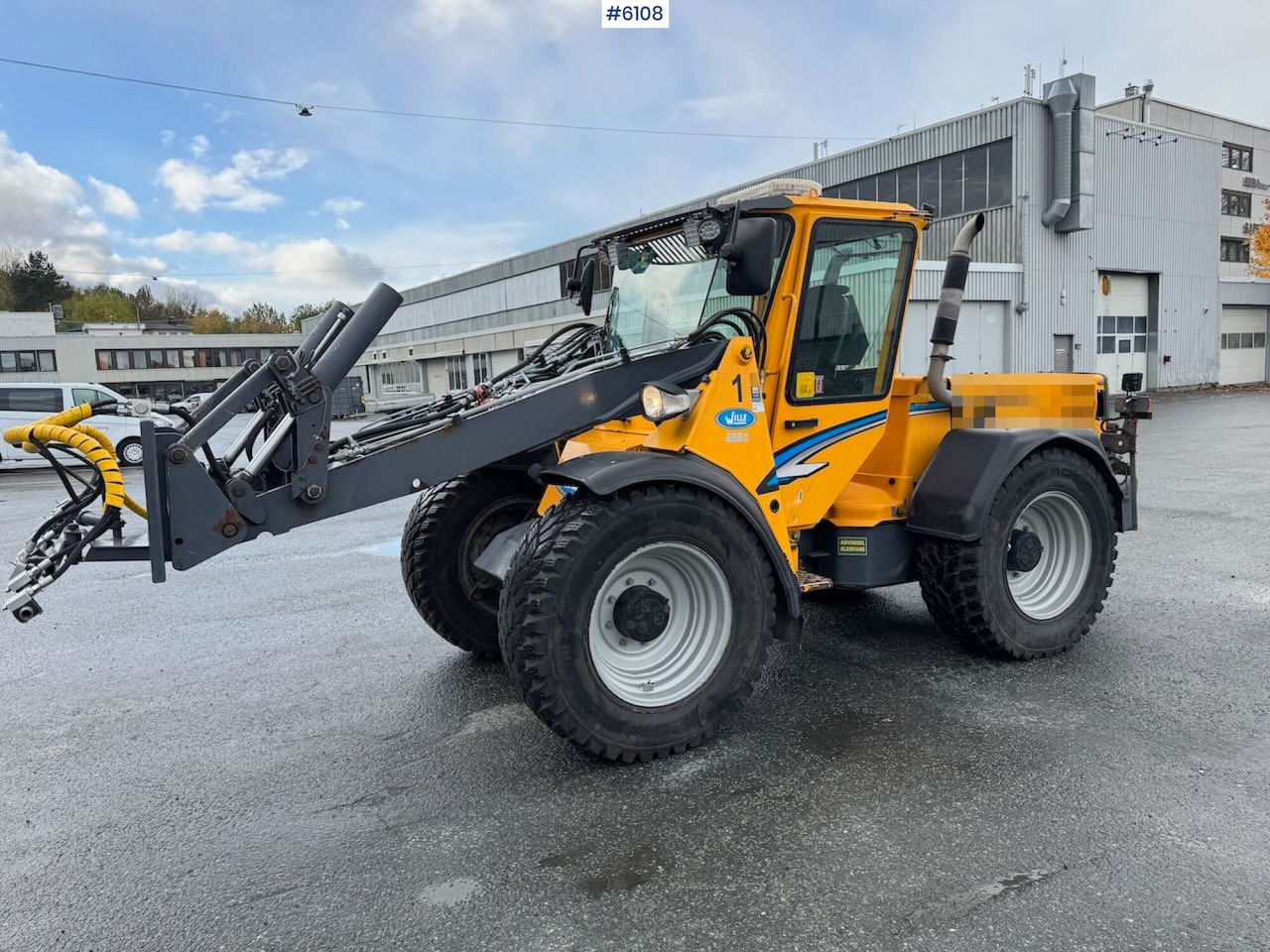 2011 Wille 655C w/ flushing unit, sweeping unit, 2 buckets and pallet fork - Chargeuse sur pneus: photos 1 2011 Wille 655C w/ flushing unit, sweeping unit, 2 buckets and pallet fork - Chargeuse sur pneus: photos 1
