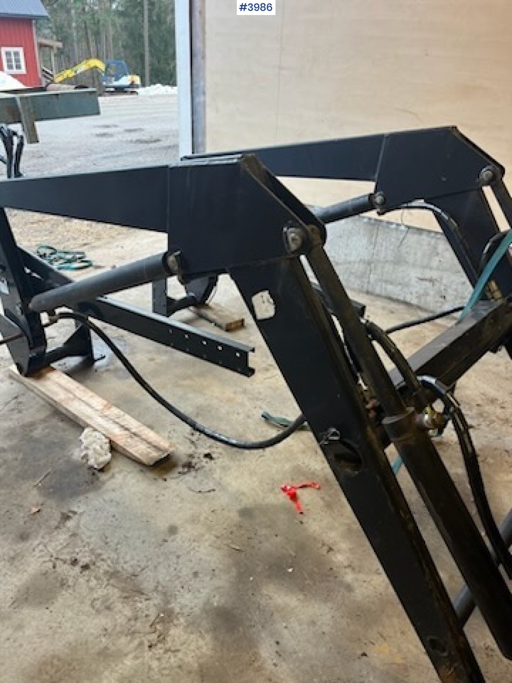 2012 Front loader for tractor. - Chargeur frontal pour tracteur: photos 1 2012 Front loader for tractor. - Chargeur frontal pour tracteur: photos 1