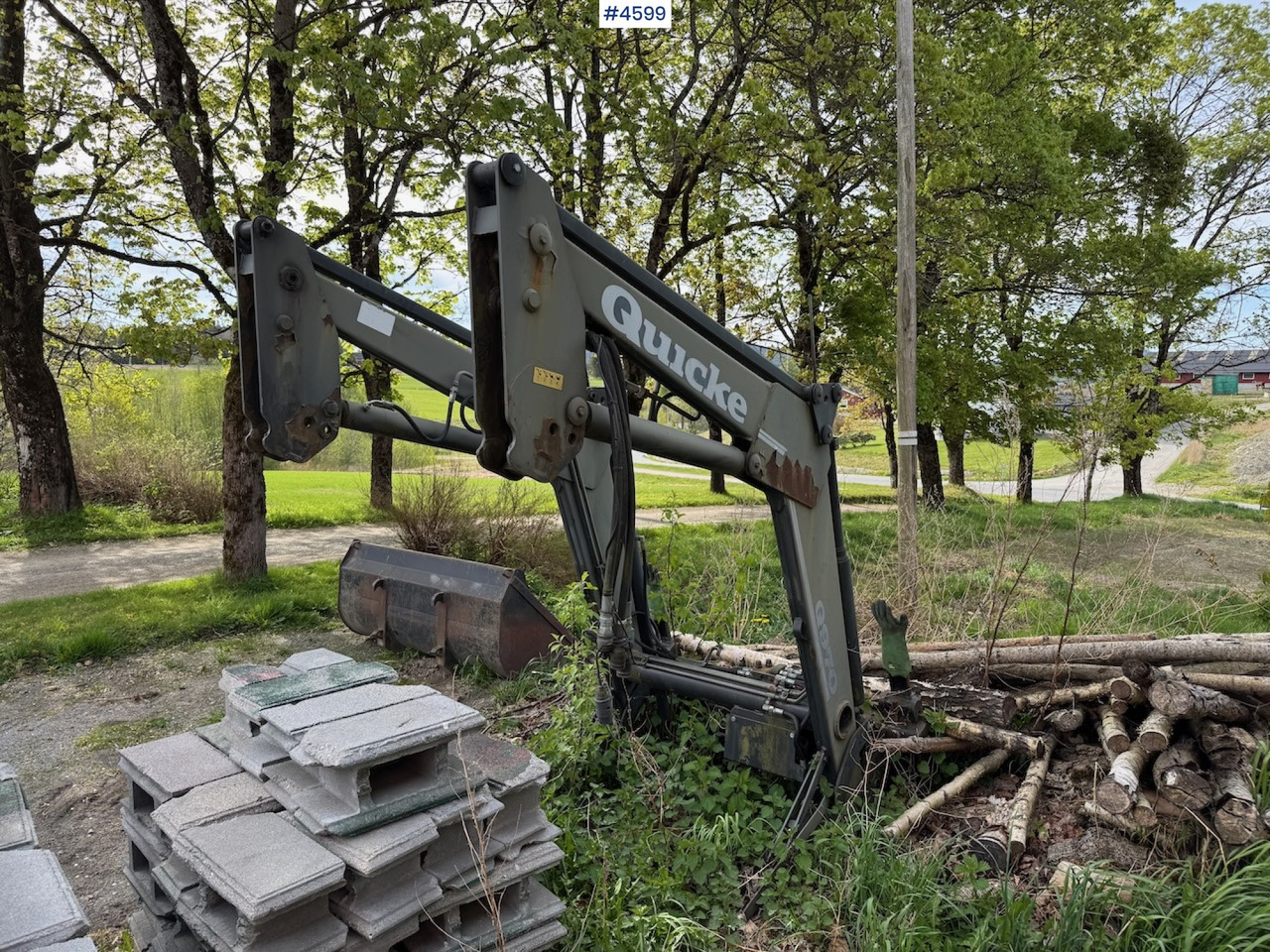 2012 Quicke Q970 w/ bucket and pallet fork. - Chargeur frontal pour tracteur: photos 3 2012 Quicke Q970 w/ bucket and pallet fork. - Chargeur frontal pour tracteur: photos 3