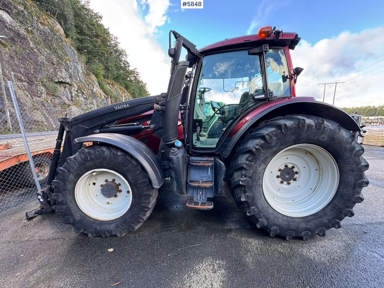 2018 Valtra N174 w/ front loader and plow plate. - Tracteur agricole: photos 1 2018 Valtra N174 w/ front loader and plow plate. - Tracteur agricole: photos 1